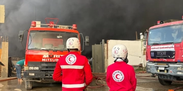 الهلال الأحمر يقدم الإسعافات لمصابى حريق مصنع ملابس أكتوبر