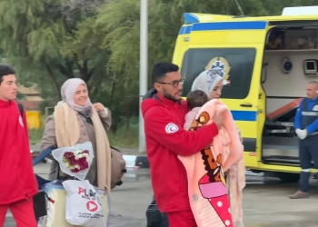 الهلال الأحمر يقدم خدماته الإنسانية للدفعة الـ18 من الفلسطينيين