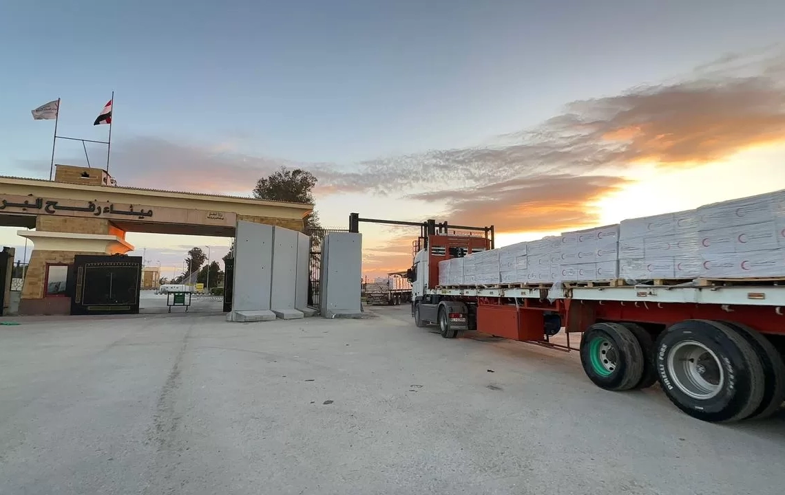 الهلال الأحمر يواصل خدماته الإنسانية في استقبال وتوديع الأشقاء