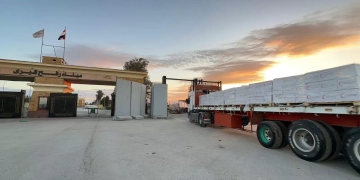 الهلال الأحمر يواصل خدماته الإنسانية في استقبال وتوديع الأشقاء