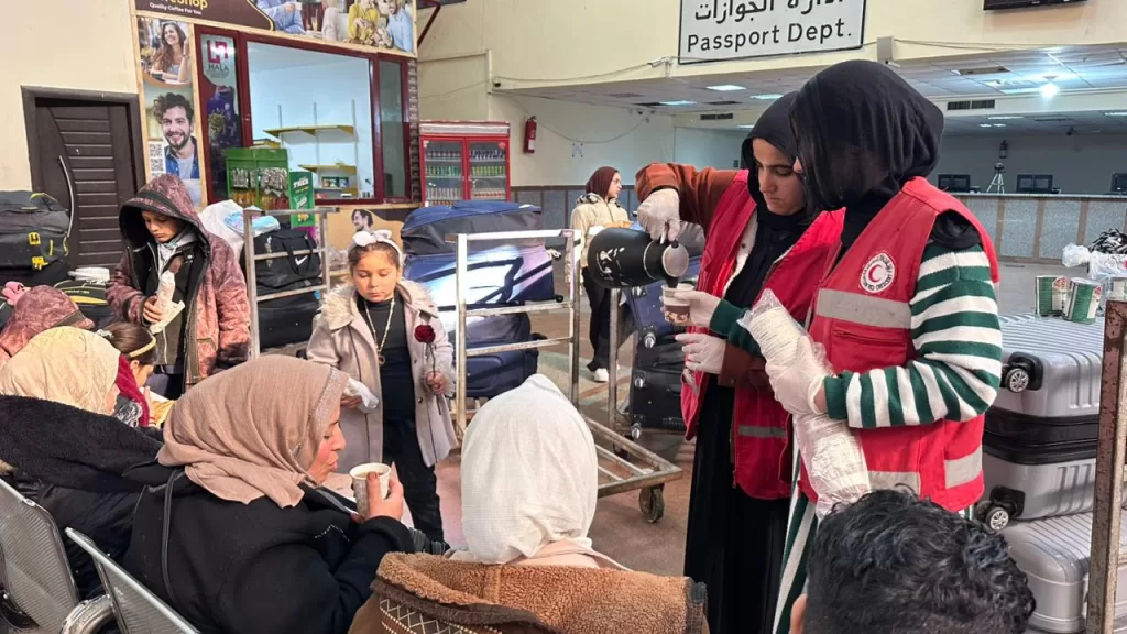 الهلال الأحمر يواصل خدماته الإنسانية في استقبال وتوديع الأشقاء 22 - جريدة المساء الهلال الأحمر يواصل خدماته الإنسانية في استقبال وتوديع الأشقاء 21 - جريدة المساء