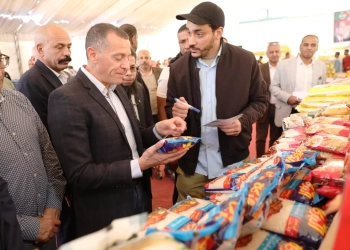 أثناء إفتتاحه لمعرض " أهلاً رمضان " .. محافظ أسوان يشدد على خفض أسعار السلع الأساسية والغذائية 34 - جريدة المساء