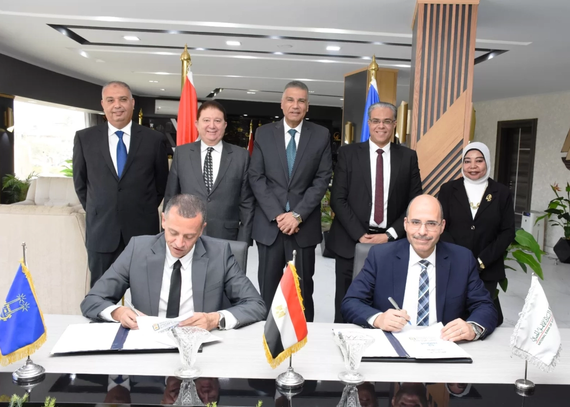 محافظ أسوان يشهد توقيع تجديد الإتفاق مع البنك الأهلى لتنفيذ المشروعات التنموية والإستثمارية 17 - جريدة المساء