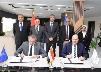 محافظ أسوان يشهد توقيع تجديد الإتفاق مع البنك الأهلى لتنفيذ المشروعات التنموية والإستثمارية 15 - جريدة المساء