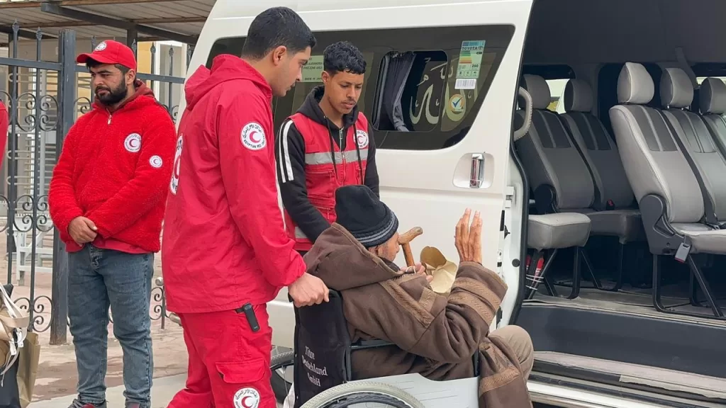 فرق الهلال الأحمر تستقبل الدفعة السادسة من المرضى والمصابين الفلسطينيين 20 - جريدة المساء