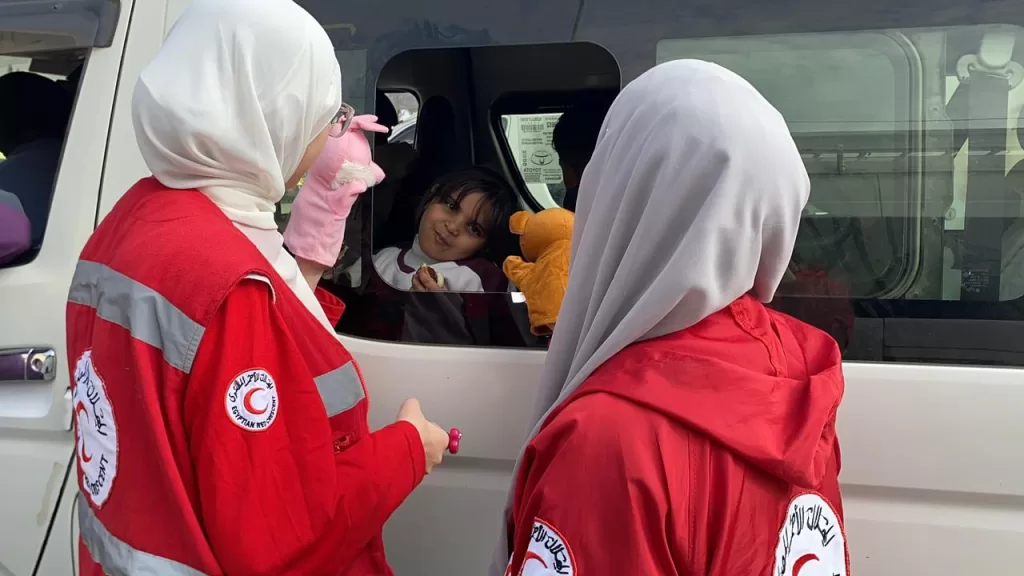 فرق الهلال الأحمر تستقبل الدفعة السادسة من المرضى والمصابين الفلسطينيين 22 - جريدة المساء