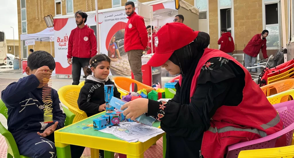 فرق الهلال الأحمر تستقبل الدفعة السادسة من المرضى والمصابين الفلسطينيين 24 - جريدة المساء