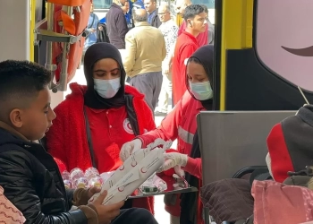 الهلال الأحمر يقدم خدماته الإنسانية للدفعة الـ 16 من المصابين الفلسطينيين