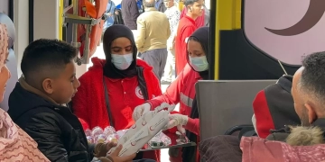 الهلال الأحمر يقدم خدماته الإنسانية للدفعة الـ 16 من المصابين الفلسطينيين