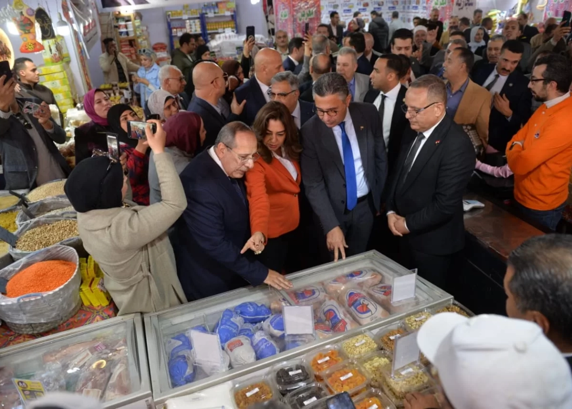 وزيرا التموين والتنمية المحلية والمحافظ يفتتحون عدة معارض للسلع الغذائية والسوق الحضاري بالسنبلاوين 26 - جريدة المساء
