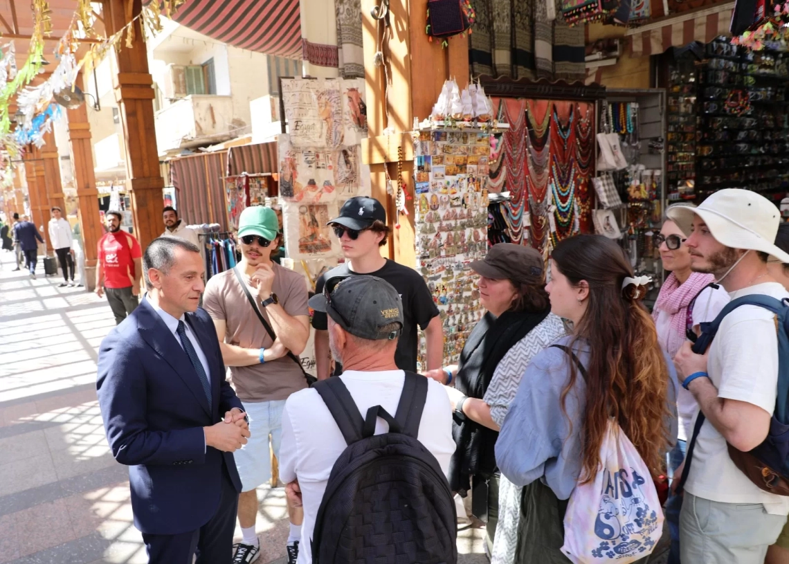محافظ أسوان يلتقي عددا من الأفواج السياحية بالسوق القديم 19 - جريدة المساء