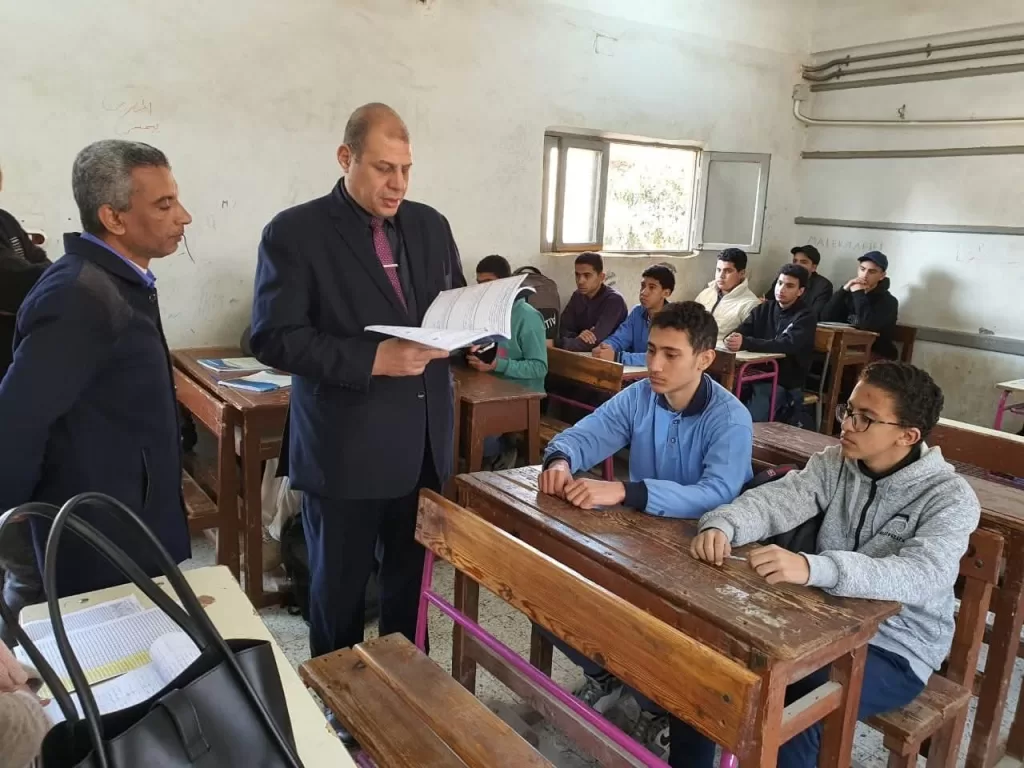 وكيل تعليم المنوفية يحاور طلاب بركة السبع حول نظام الثانوية العامة 55 - جريدة المساء