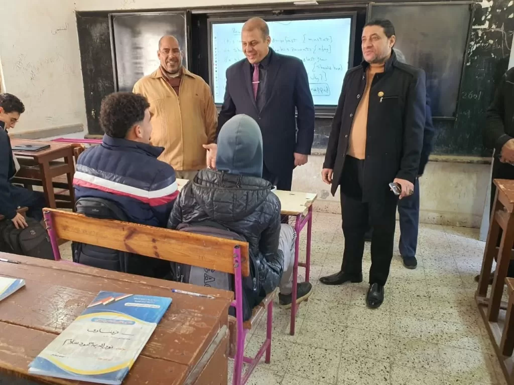 وكيل تعليم المنوفية يحاور طلاب بركة السبع حول نظام الثانوية العامة 53 - جريدة المساء