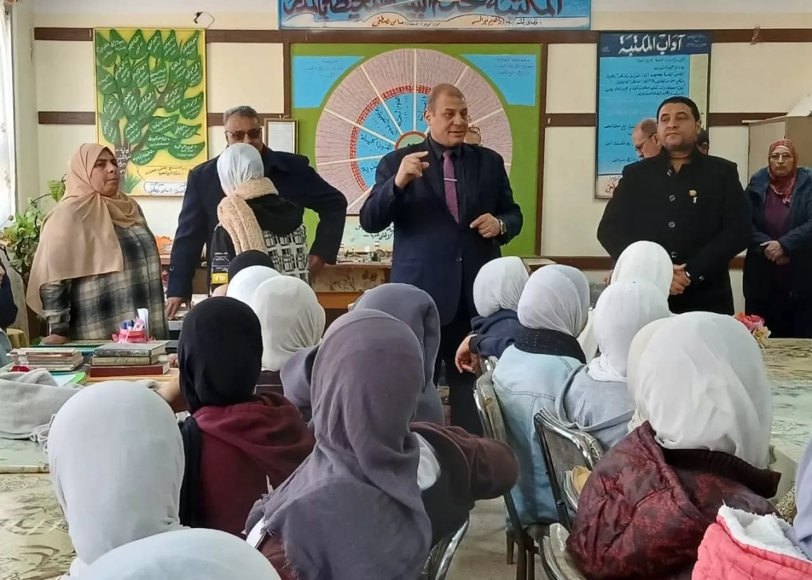 وكيل تعليم المنوفية يحاور طلاب بركة السبع حول نظام الثانوية العامة 47 - جريدة المساء