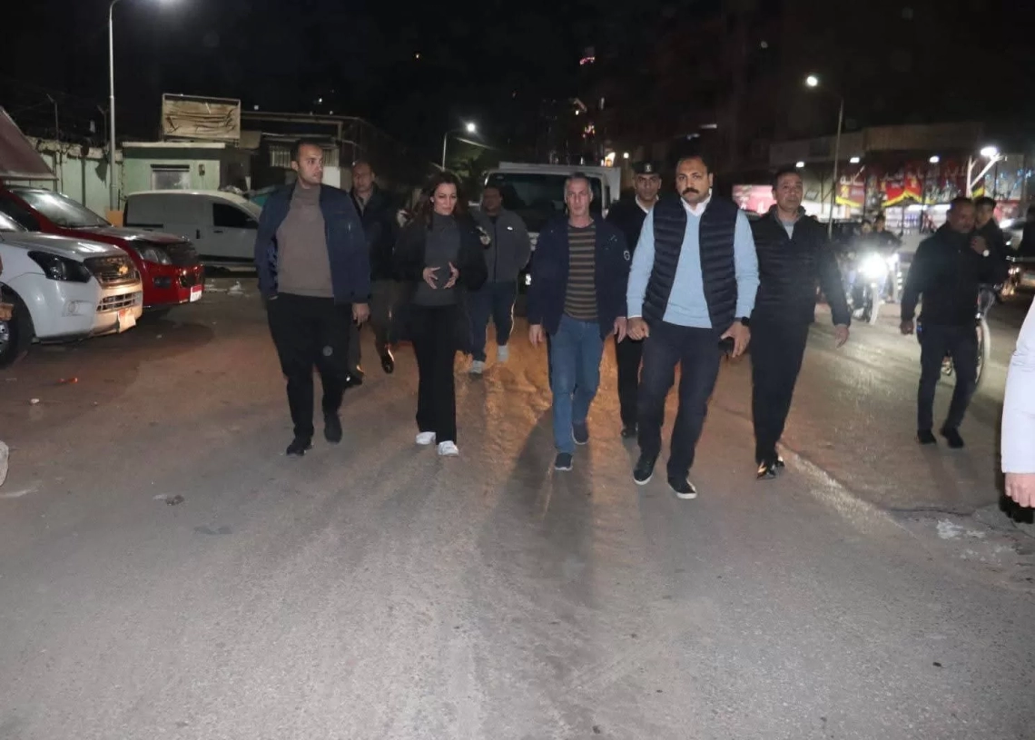 نائب محافظ الجيزة تجري جولة ليلية بشوارع بولاق الدكرور لمتابعة حالة النظافة والإشغالات 43 - جريدة المساء