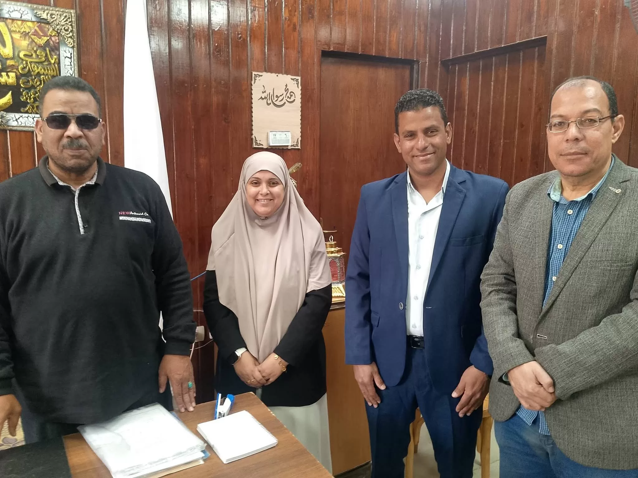 قسم المتابعة وتقويم الأداء بإدارة قوص التعليمية يمنح “القباني” درع التميز المهني 52 - جريدة المساء