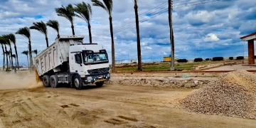 محافظ كفرالشيخ يتابع أعمال الرصف بشاطئ النرجس بمصيف بلطيم 1 - جريدة المساء