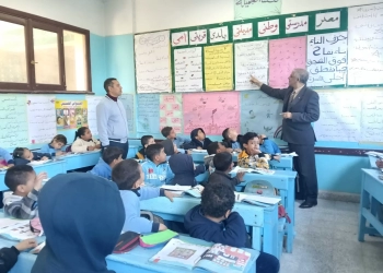 وكيل تعليم قنا يقود «الأتوبيس الطائر» لمتابعة انتظام الدراسة بأبوتشت 25 - جريدة المساء