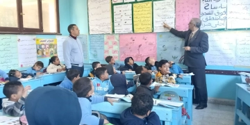 وكيل تعليم قنا يقود «الأتوبيس الطائر» لمتابعة انتظام الدراسة بأبوتشت 1 - جريدة المساء