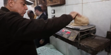 جولة مفاجئة بسمالوط.. محافظ المنيا يزن رغيف الخبز داخل مخبز «الجزائر» ويتابع الجودة 1 - جريدة المساء