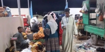 تسكين الباعة الجائلين بالسوق الأسبوعى بقرية الكلح شرق فى السويقة المخصصة لهم بمركز إدفو 1 - جريدة المساء