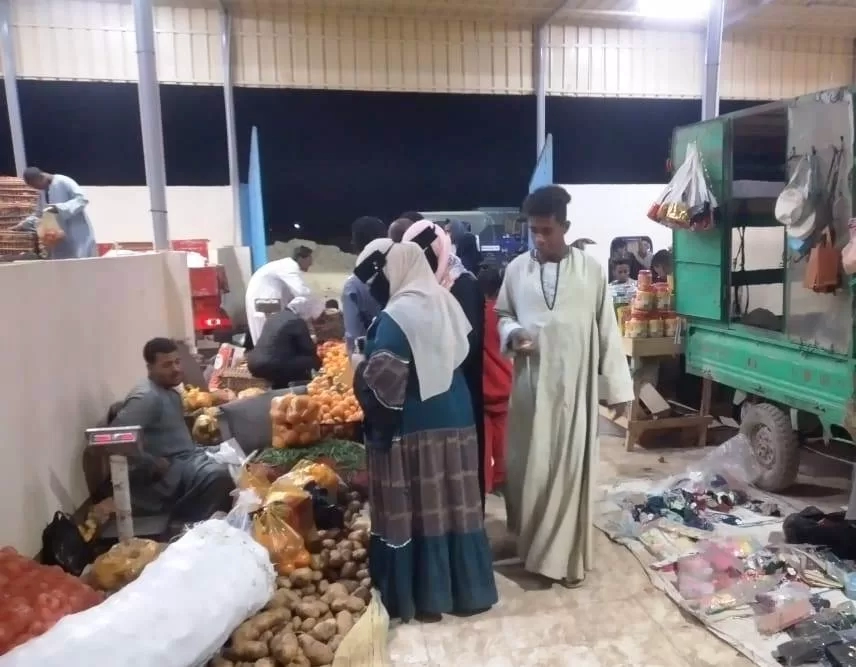 تسكين الباعة الجائلين بالسوق الأسبوعى بقرية الكلح شرق فى السويقة المخصصة لهم بمركز إدفو 19 - جريدة المساء