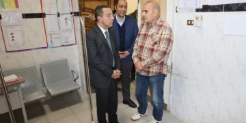 «الغريب» يفاجئ "حميات شبين" بعد منتصف الليل و يأمر بمكافأة مالية للعاملين و كراتين غذائية لعمال النظافة 1 - جريدة المساء