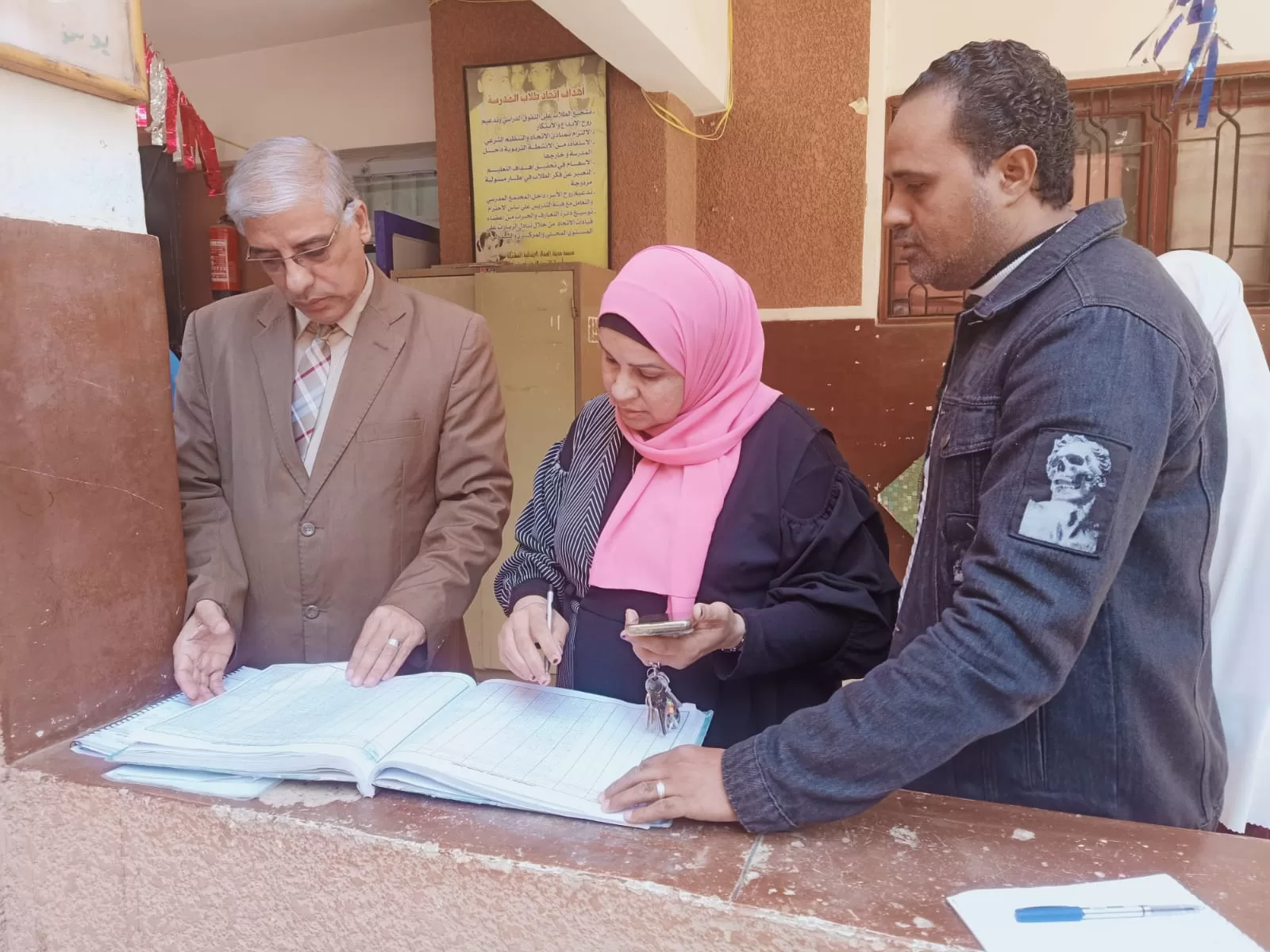 جولة مفاجئة لوكيل تعليم قنا لمتابعة انتظام الدراسة 190 - جريدة المساء