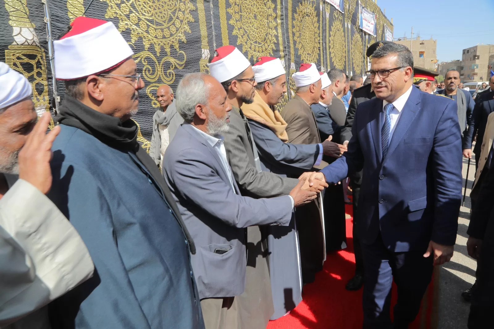 في ذكرى العيد القومي.. محافظ قنا يضع إكليل الزهور على النصب التذكاري لشهداء البارود 65 - جريدة المساء