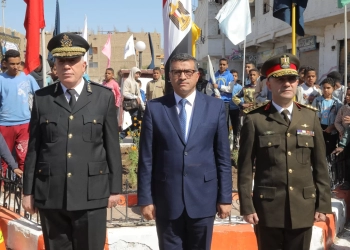 في ذكرى العيد القومي.. محافظ قنا يضع إكليل الزهور على النصب التذكاري لشهداء البارود 41 - جريدة المساء