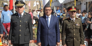 في ذكرى العيد القومي.. محافظ قنا يضع إكليل الزهور على النصب التذكاري لشهداء البارود 45 - جريدة المساء