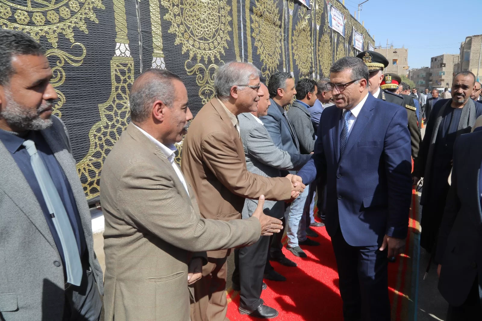 في ذكرى العيد القومي.. محافظ قنا يضع إكليل الزهور على النصب التذكاري لشهداء البارود 69 - جريدة المساء