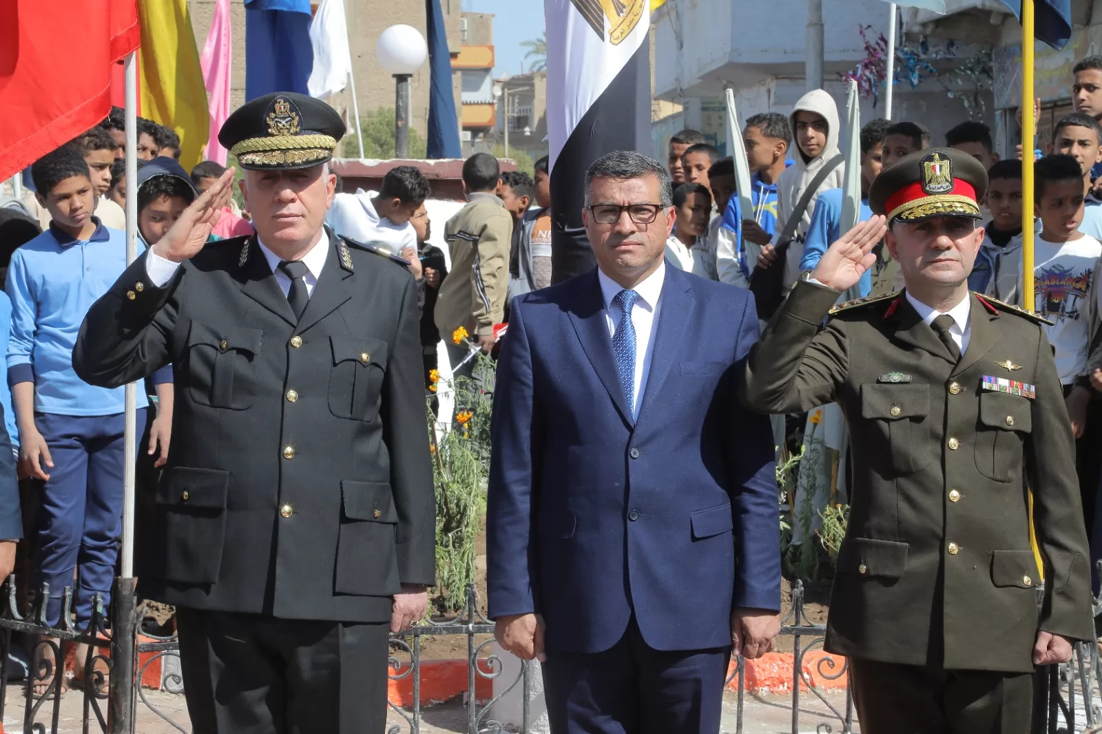 في ذكرى العيد القومي.. محافظ قنا يضع إكليل الزهور على النصب التذكاري لشهداء البارود 71 - جريدة المساء