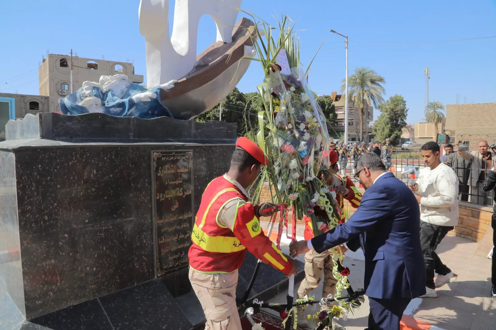 في ذكرى العيد القومي.. محافظ قنا يضع إكليل الزهور على النصب التذكاري لشهداء البارود 81 - جريدة المساء