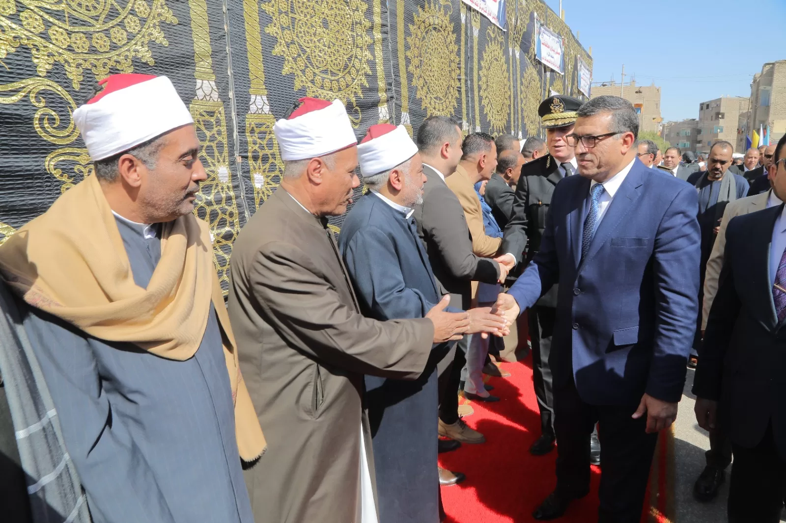 في ذكرى العيد القومي.. محافظ قنا يضع إكليل الزهور على النصب التذكاري لشهداء البارود 75 - جريدة المساء