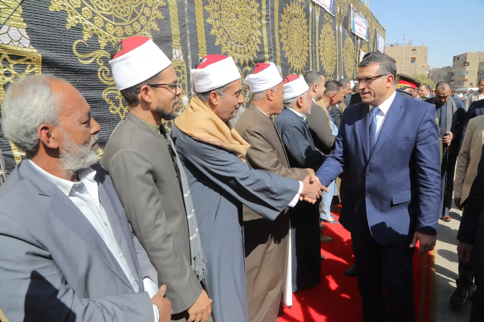 في ذكرى العيد القومي.. محافظ قنا يضع إكليل الزهور على النصب التذكاري لشهداء البارود 79 - جريدة المساء