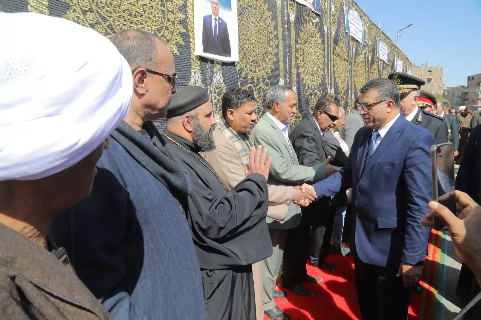 في ذكرى العيد القومي.. محافظ قنا يضع إكليل الزهور على النصب التذكاري لشهداء البارود 77 - جريدة المساء