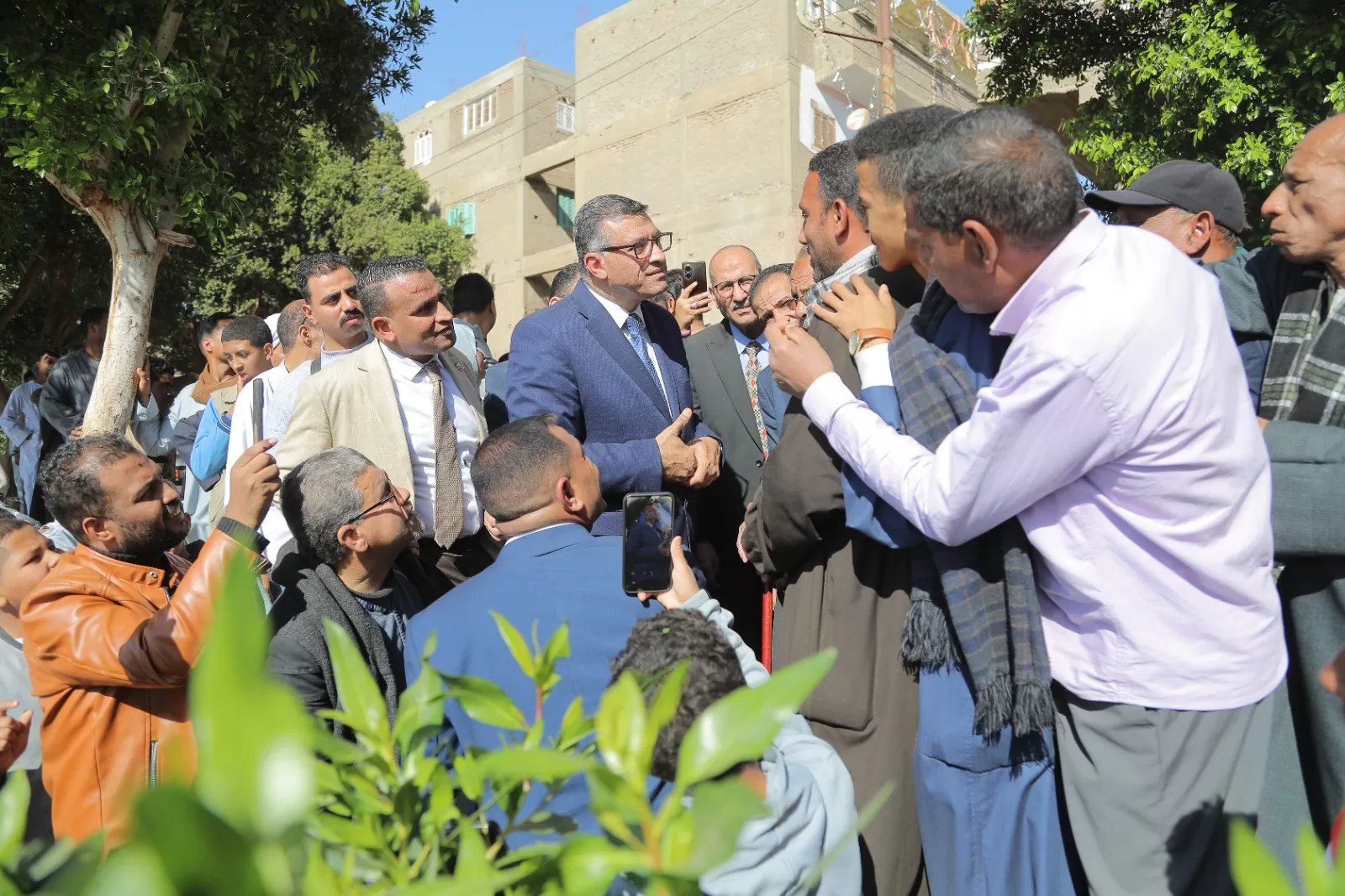 سيرًا على الأقدام.. محافظ قنا يستمع لمطالب المواطنين بـ "البارود" ويوجه برفع كفاءة الخدمات 57 - جريدة المساء