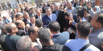 سيرًا على الأقدام.. محافظ قنا يستمع لمطالب المواطنين بـ "البارود" ويوجه برفع كفاءة الخدمات 33 - جريدة المساء