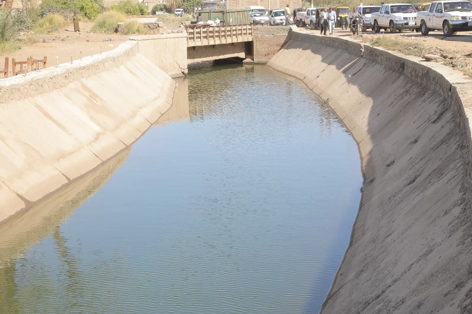 سيرًا على الأقدام.. محافظ قنا يستمع لمطالب المواطنين بـ "البارود" ويوجه برفع كفاءة الخدمات 63 - جريدة المساء