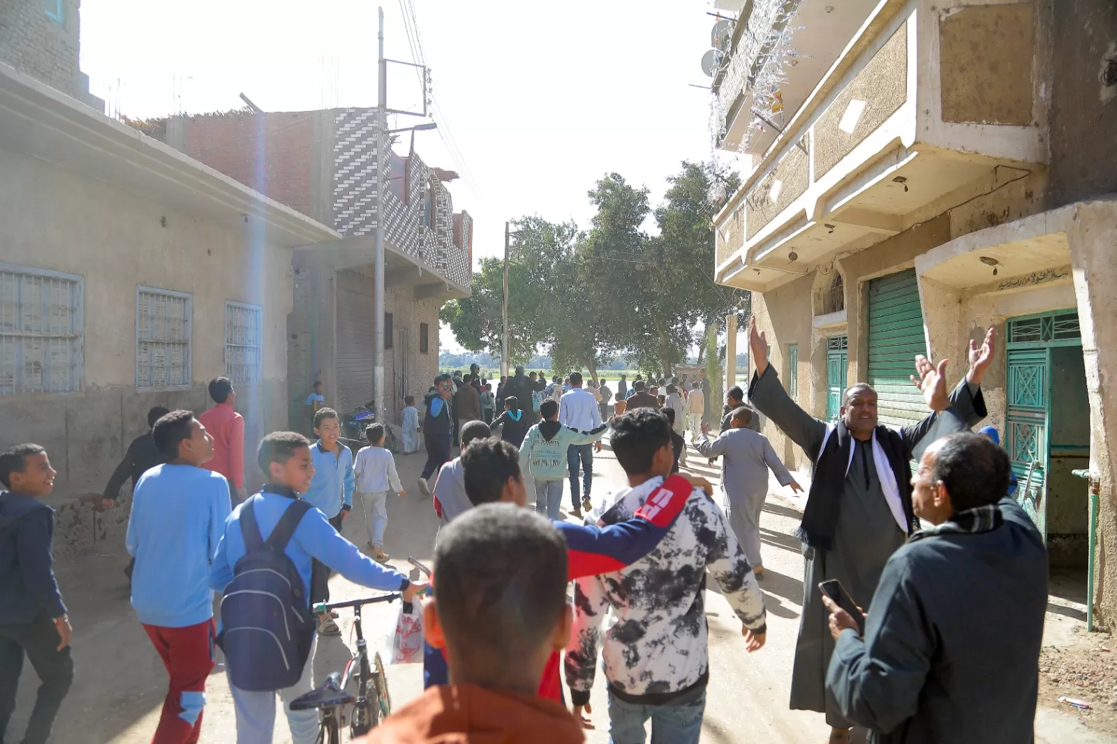 سيرًا على الأقدام.. محافظ قنا يستمع لمطالب المواطنين بـ "البارود" ويوجه برفع كفاءة الخدمات 59 - جريدة المساء