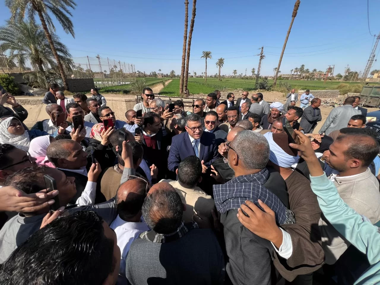 سيرًا على الأقدام.. محافظ قنا يستمع لمطالب المواطنين بـ "البارود" ويوجه برفع كفاءة الخدمات 53 - جريدة المساء