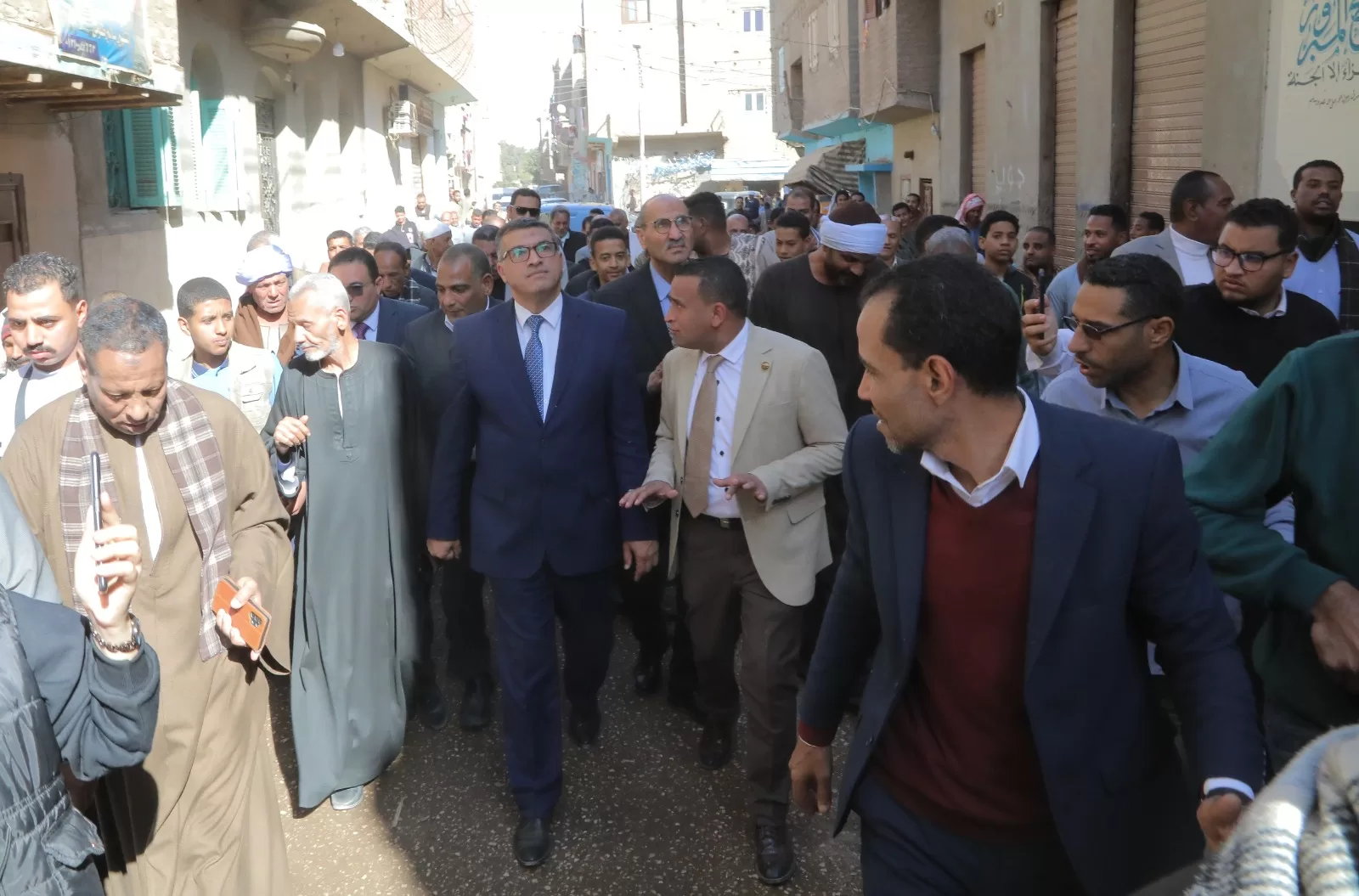 سيرًا على الأقدام.. محافظ قنا يستمع لمطالب المواطنين بـ "البارود" ويوجه برفع كفاءة الخدمات 61 - جريدة المساء