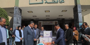 محافظ قنا يطلق قافلة "المصرية للاتصالات" و"صناع الخير" لتوزيع 3 آلاف كرتونة رمضان 1 - جريدة المساء