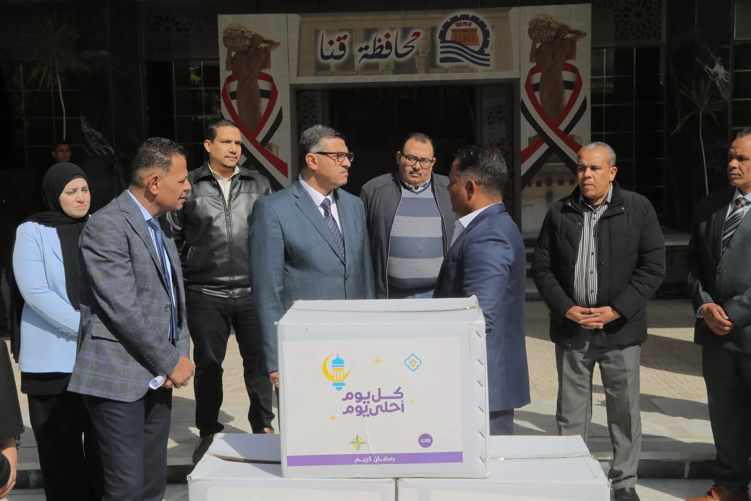محافظ قنا يطلق قافلة "المصرية للاتصالات" و"صناع الخير" لتوزيع 3 آلاف كرتونة رمضان 23 - جريدة المساء