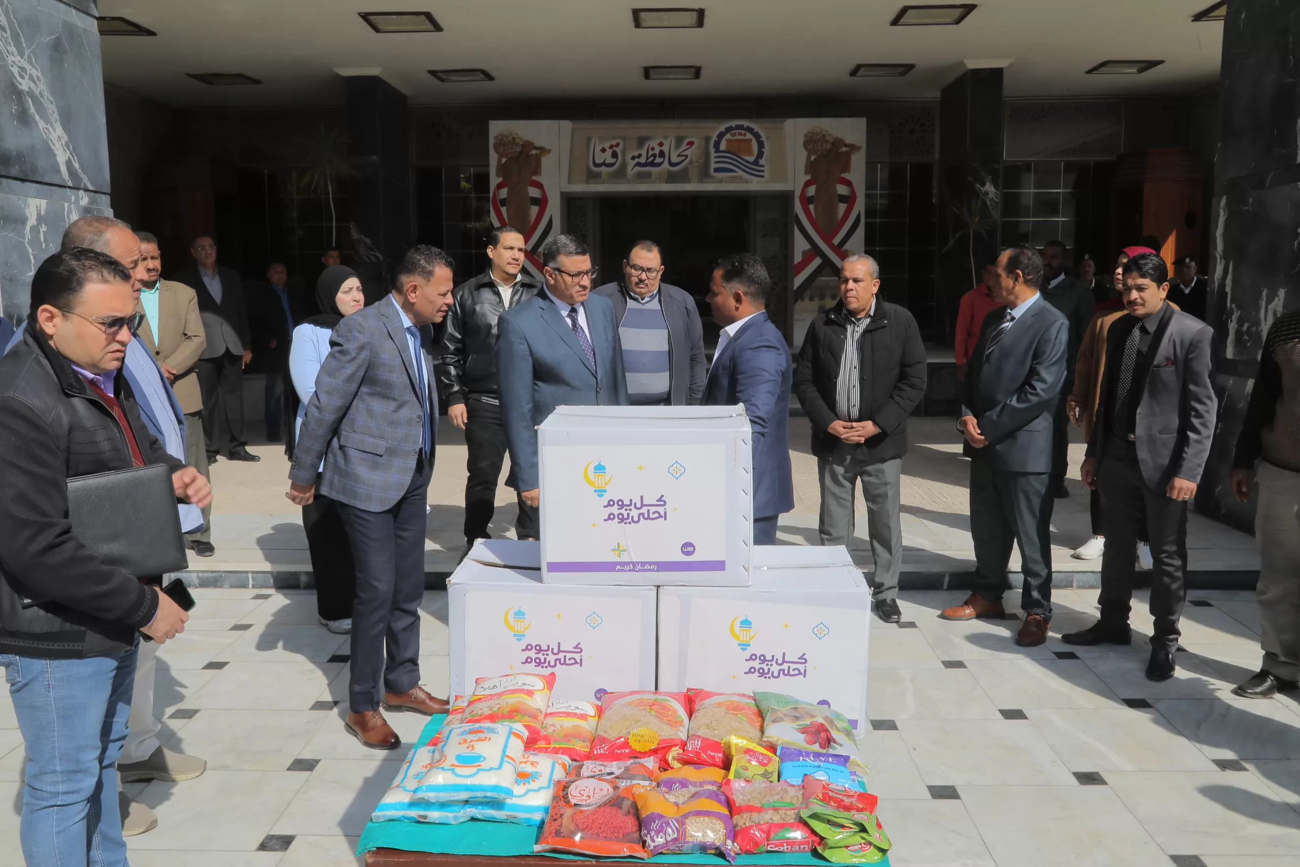 محافظ قنا يطلق قافلة "المصرية للاتصالات" و"صناع الخير" لتوزيع 3 آلاف كرتونة رمضان 25 - جريدة المساء