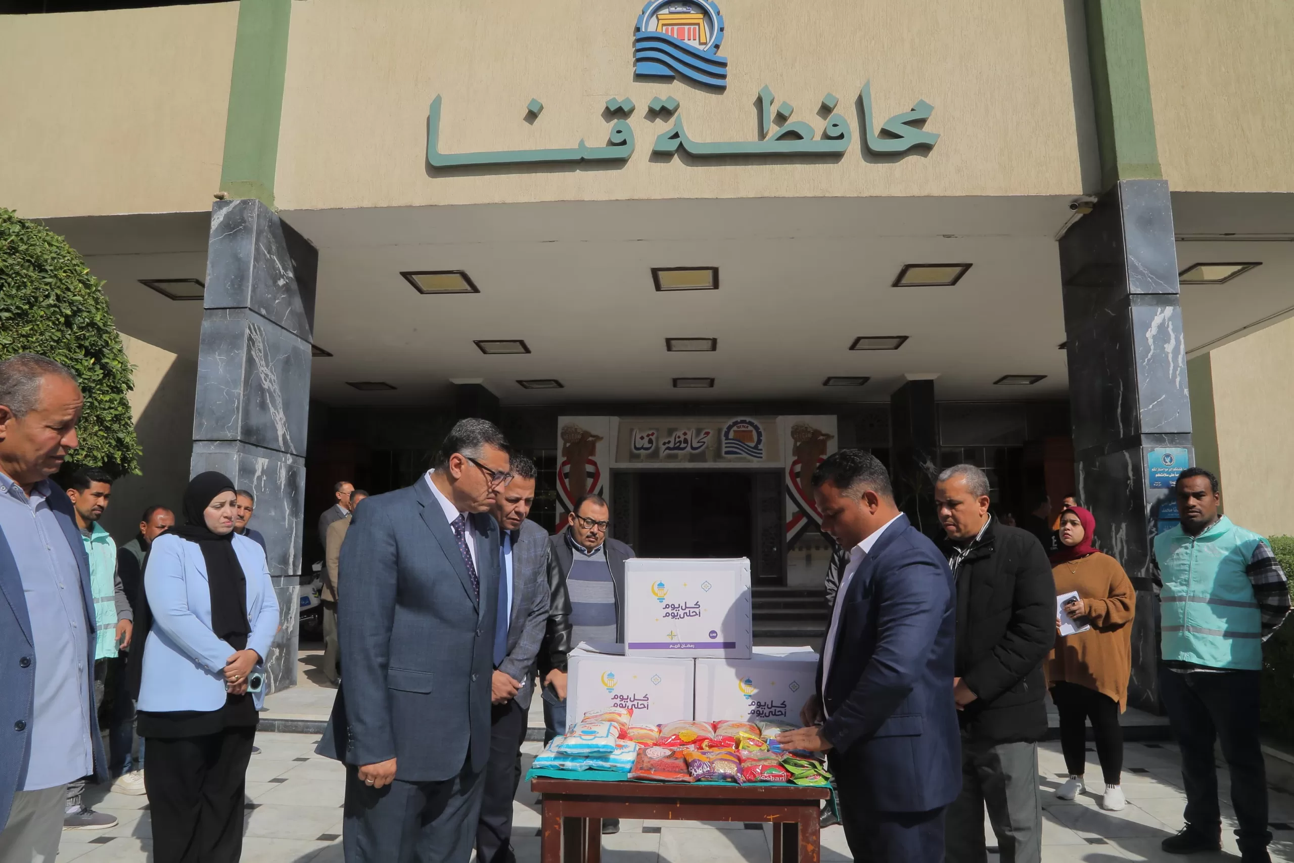 محافظ قنا يطلق قافلة "المصرية للاتصالات" و"صناع الخير" لتوزيع 3 آلاف كرتونة رمضان 27 - جريدة المساء