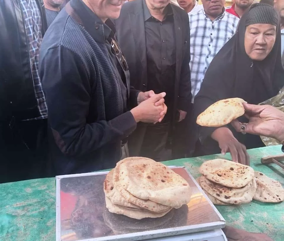 محافظ أسوان في جولة ميدانية بكوم أمبو : نعمل على عودة الإنضباط داخل الشوارع 27 - جريدة المساء