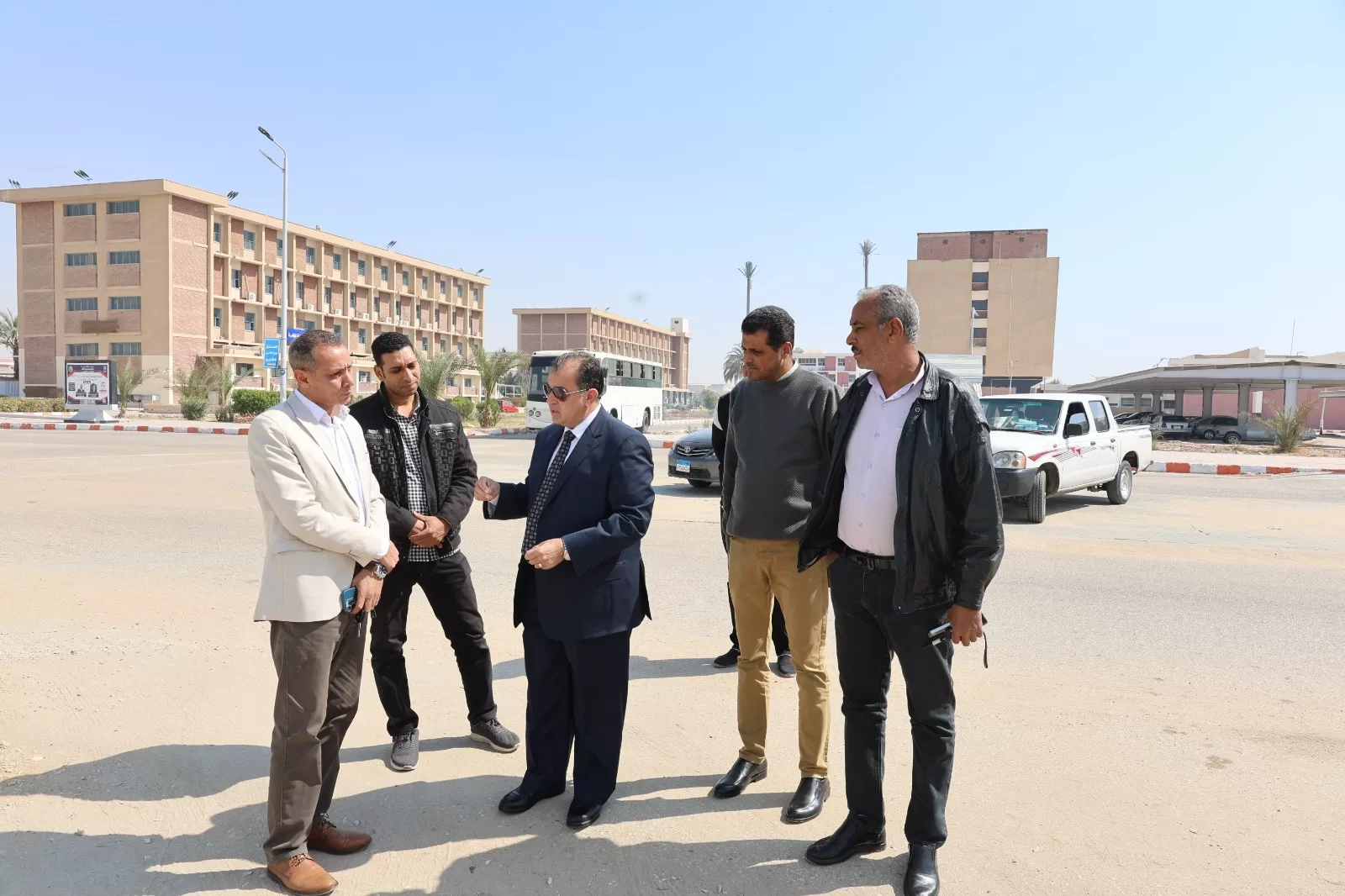 رئيس جامعة قنا يتفقد المدن الجامعية لمتابعة انتظام العمل بها 73 - جريدة المساء