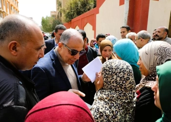 بين بيوت تلة.. محافظ المنيا يستمع لنبض الأهالي ويستجيب لمطالبهم 29 - جريدة المساء